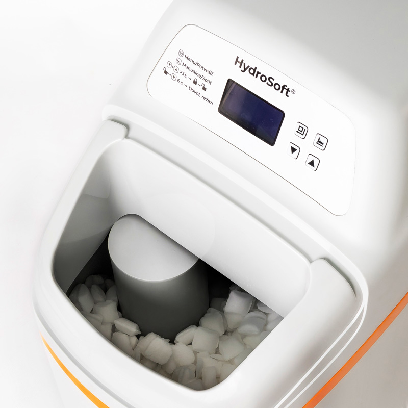 Integrovaná solanková nádrž změkčovače vody HydroSoft ELITE naplněná solí