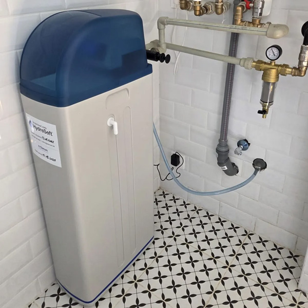 Namontovaný změkčovač vody HydroSoft ECONOMY Midi
