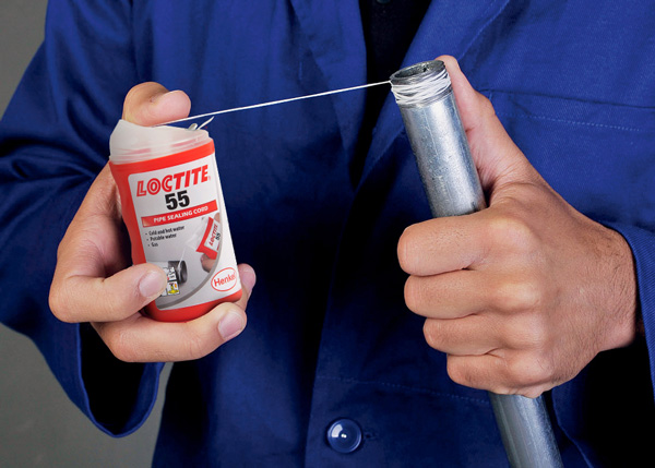 Použití těsnicí nítě na závit LOCTITE 55